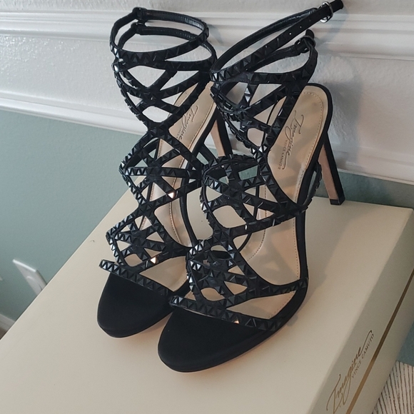 Shoe - Picture 2 of 2